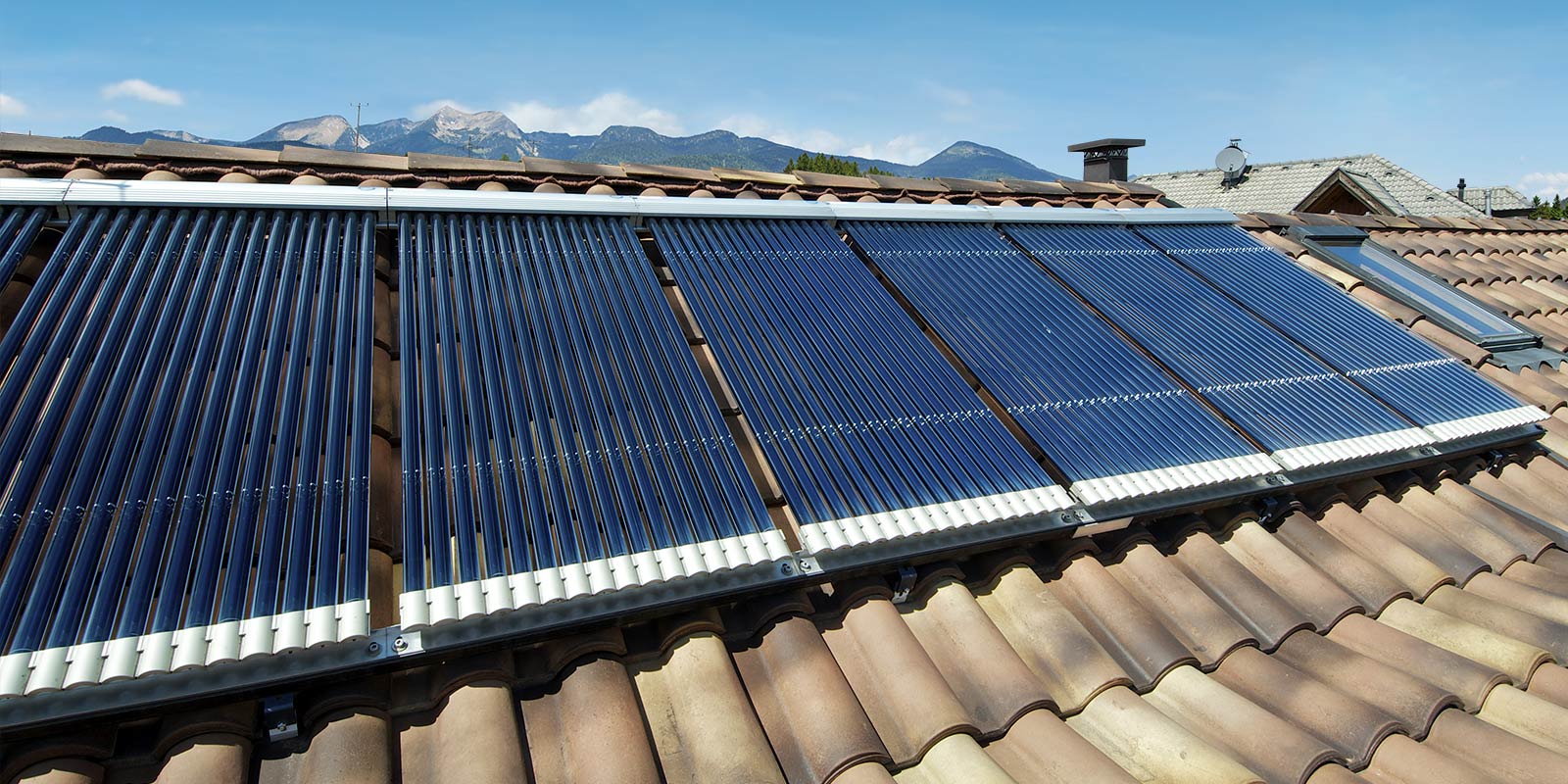 Solarthermie trägt umweltschonend zur Deckung des Warmwasser- und Heizwärmebedarfs bei